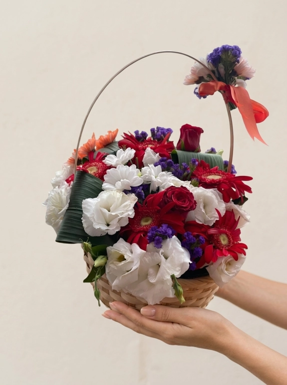Hasır Sepette Kırmızı Gerberalar Ve Beyaz Lisianthus Çiçek Aranjmanı